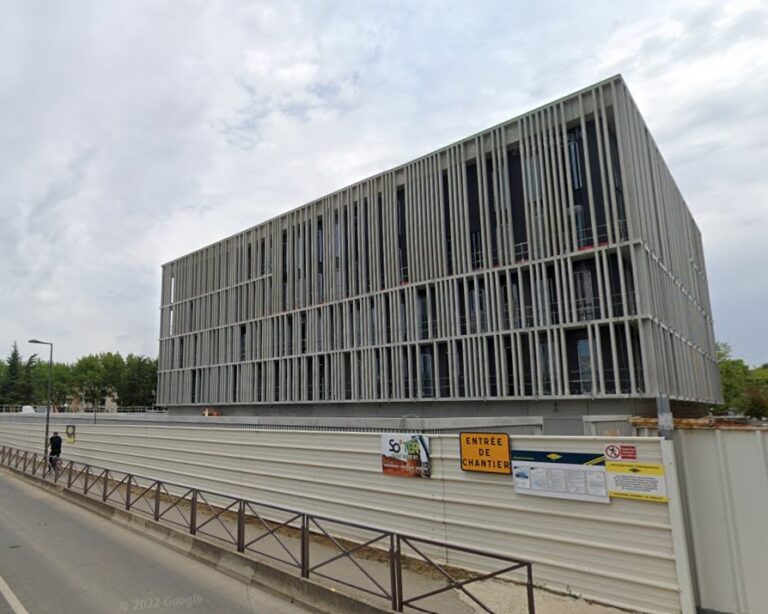 TORCY : Un artiste tague ACAB sur le commissariat