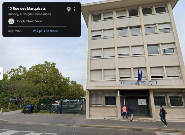 ANNECY : un artiste tague ACAB sur le commissariat