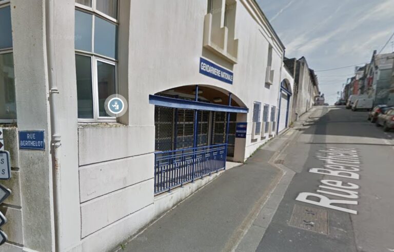 Douarnenez : l&rsquo;artiste Gilbert Coqalane tague ACAB sur le commissariat