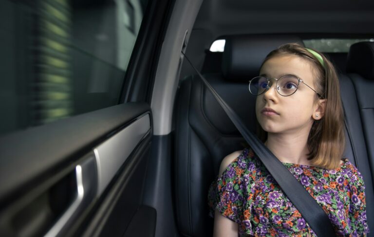 « La technologie des voitures autonomes atteint un nouveau niveau : elle conduit les enfants à l&rsquo;école, mais refuse de les récupérer »