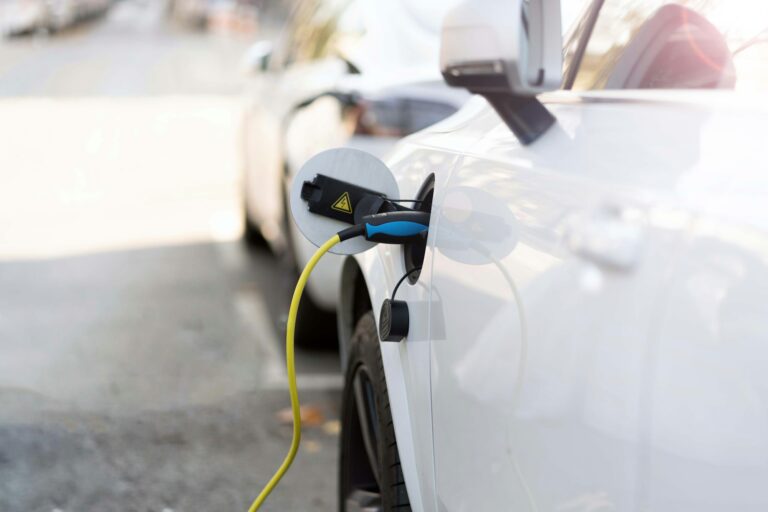 Il tente de recharger sa voiture électrique avec une rallonge de 5 km, provoque une panne générale