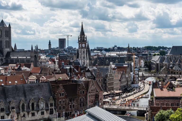 Ivre, il croit que la Belgique existe