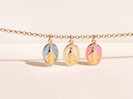 Pourquoi la médaille de baptême en or reste le cadeau le plus choisi pour les enfants