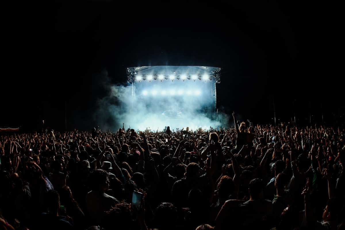 Un concert commence à l’heure annoncée, le public conteste