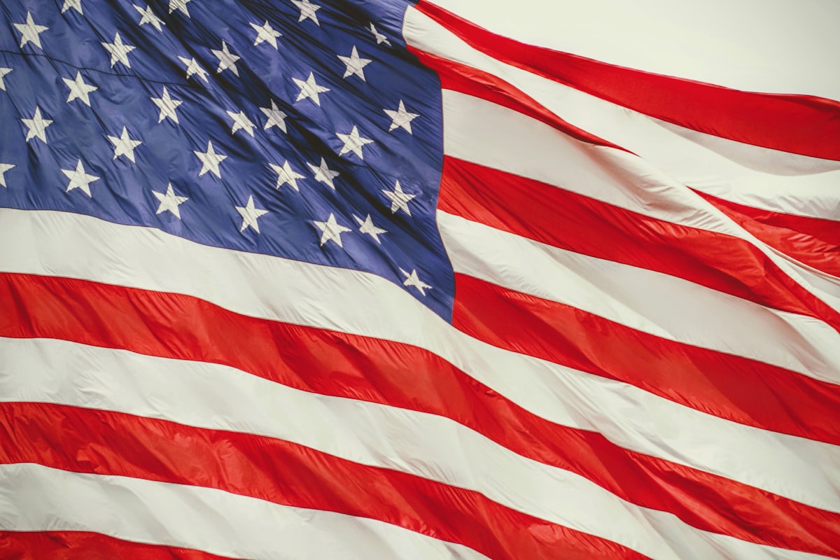 Les États-Unis envisagent d’ajouter une cinquante-et-unième étoile au drapeau « parce qu’il reste de la place »