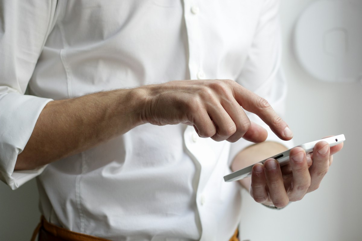 L’IA condamne un homme à écouter l’intégralité des messages qu’il a envoyés à trois heures du matin